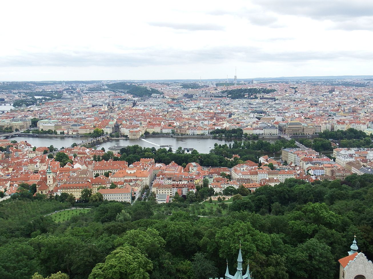 16. Výhled z Petřínské rozhledny na Prahu.
