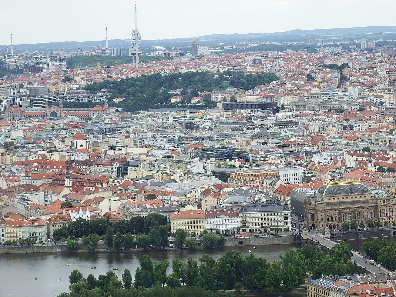 21. Pohled na Prahu s Národním divadlem. 
