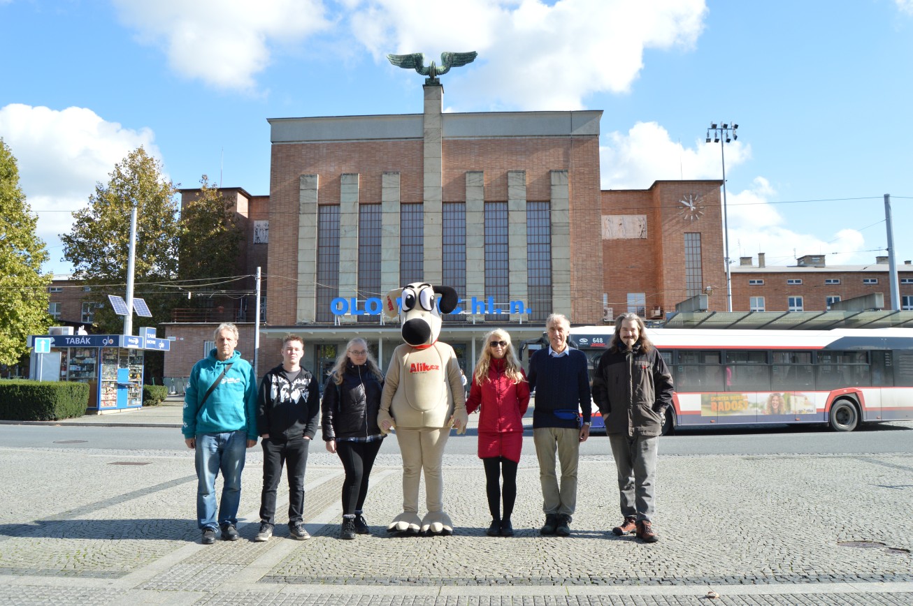 3. Skupinové foto před nádražím
