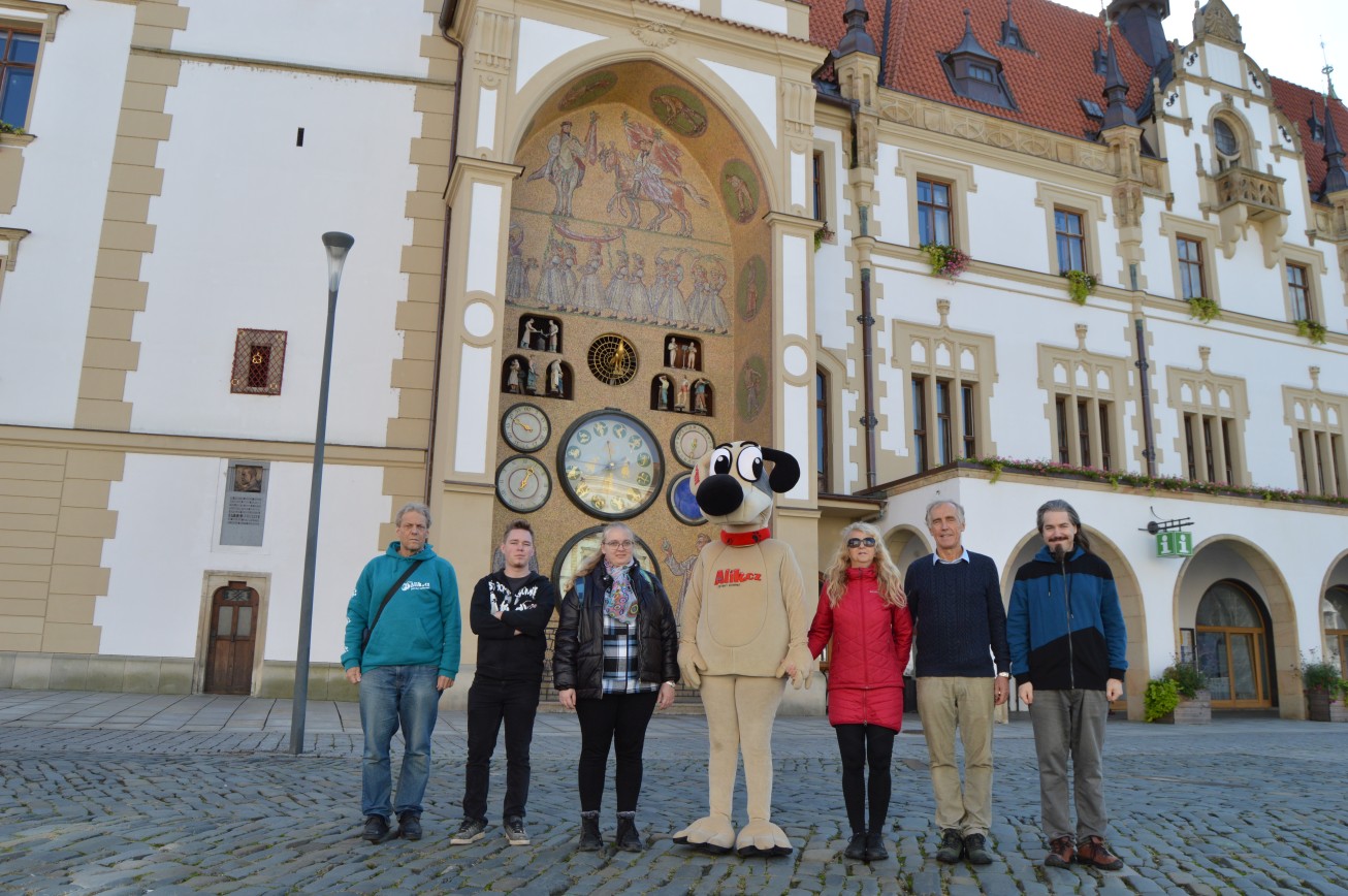 10. Skupinové foto u orloje
