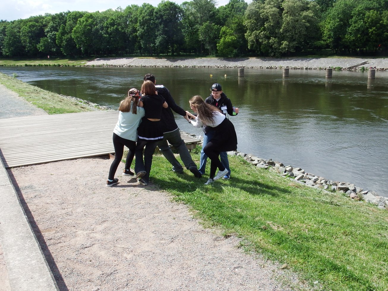 21. Pokus o hození do řeky
