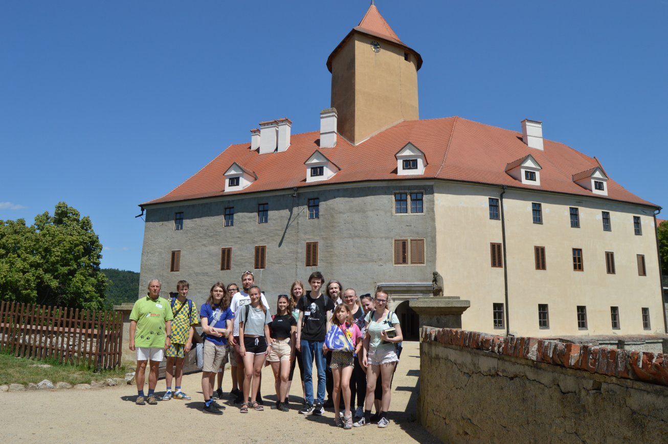 22. Skupinové foto s větším záběrem na hrad.

