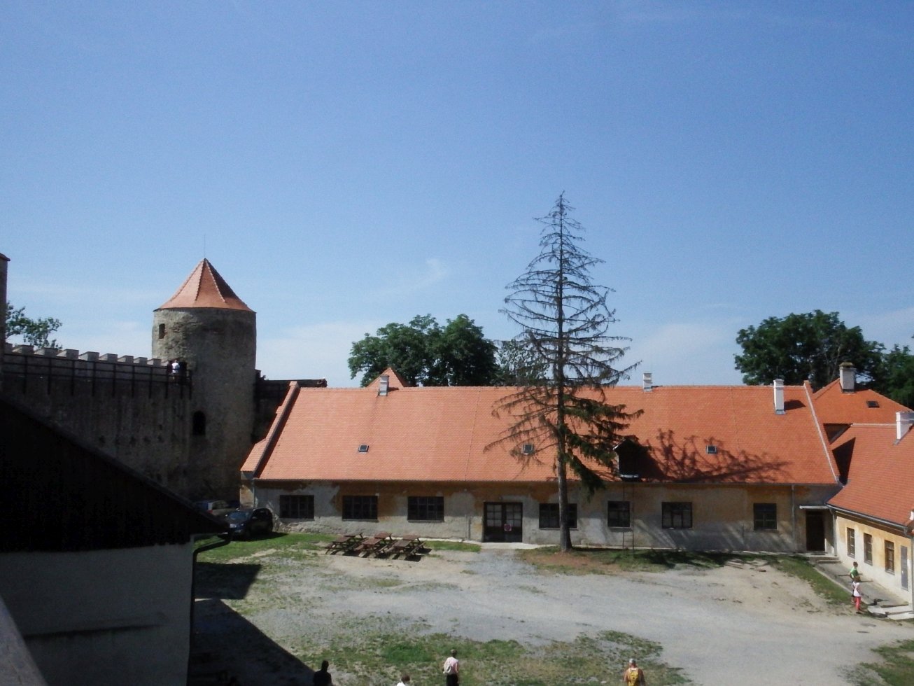 24. Hradní nádvoří
