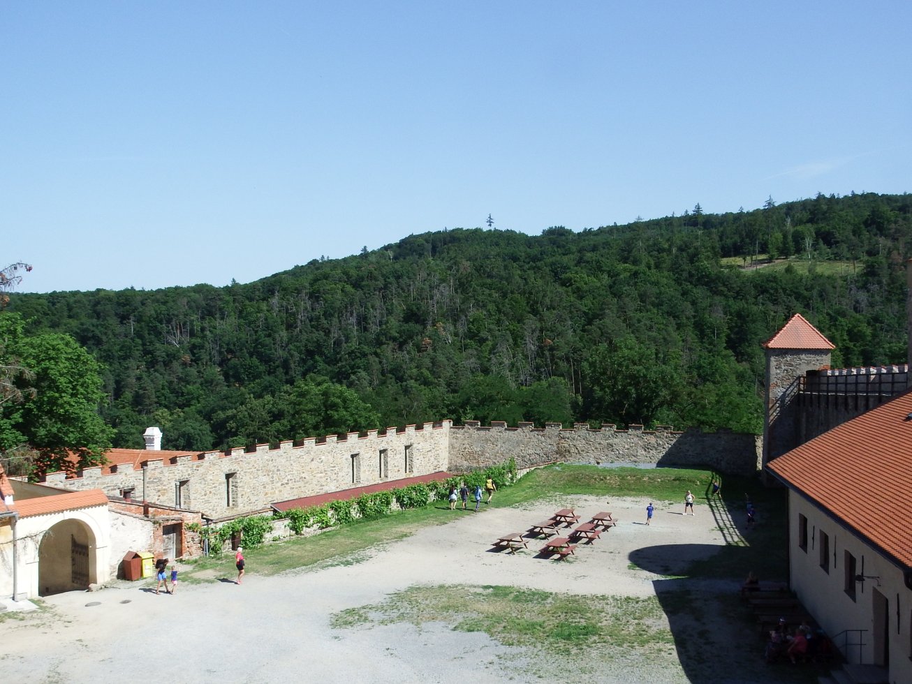 29. Hradní nádvoří
