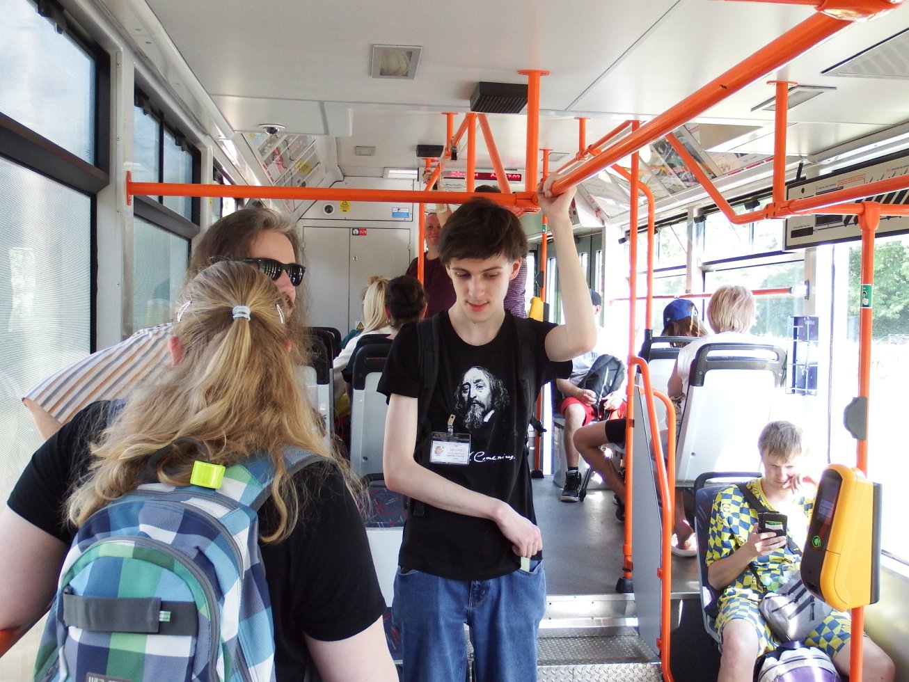 31. V tramvaji (šalině).
