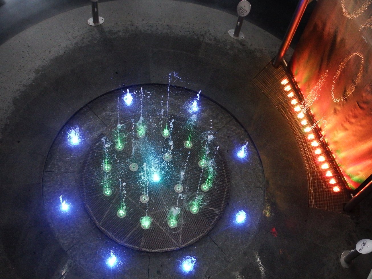 12. Nasvícená fontána
