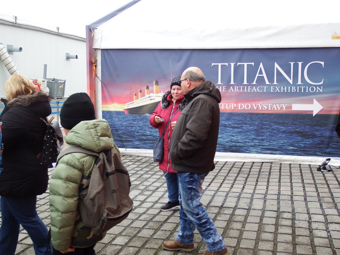 16. U vchodu na výstavu
