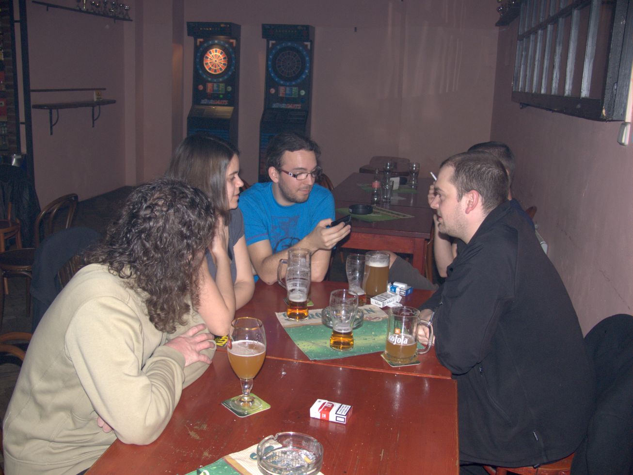 2. Účastníci srazu u stolu
