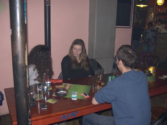 3. U dalšího stolu
