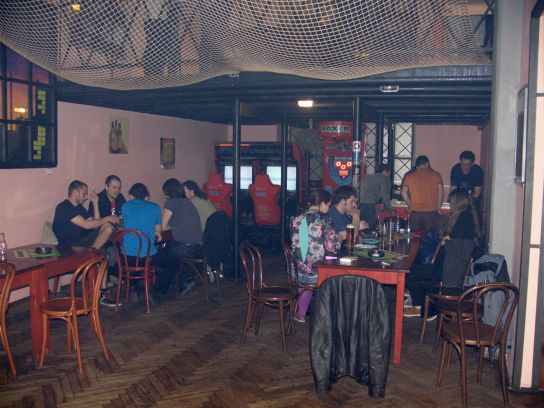 4. U dvou stolů a fotbalu
