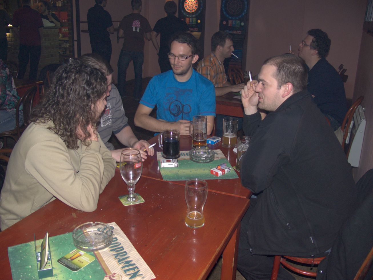 11. Stůl s matejcikem, v pozadí stůl s medvedem
