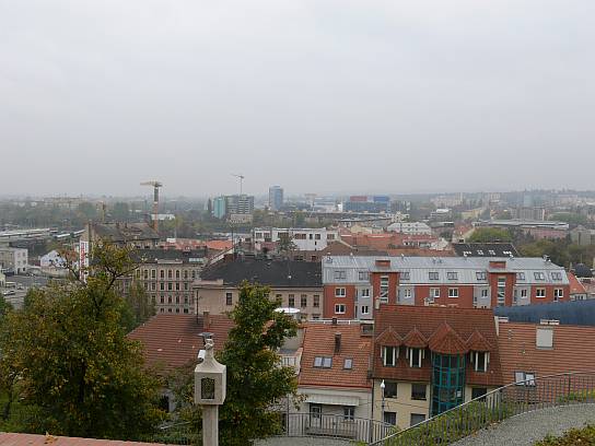 Výhled na zamlžené město